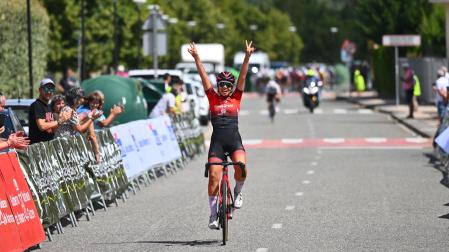 La ciclista guipuzcoana Naya Mangas cruza la línea de meta de la segunda etapa de la Vuelta a Pamplona