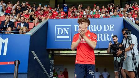 El Sadar acogió este lunes, 21 de julio, la presentación del nuevo jugador rojillo procedente de la cantera del Real Madrid /