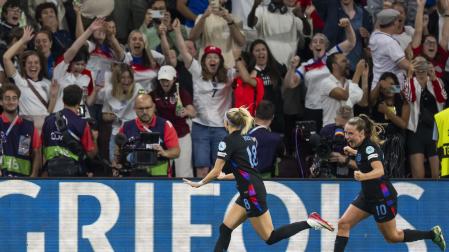 Chloe Kelly (izquierda) celebra el gol que metía a Inglaterra en la final de la Eurocopa