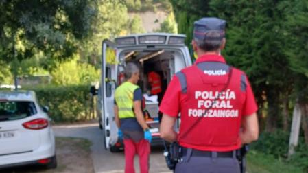 Imagen de la ambulancia en la que fue rescatado el hombre desaparecido en Burlada