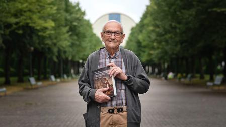 Jesús Moya Mangas, autor del libro sobre brujería en Navarra, fotografiado en el campus de Arrosadia