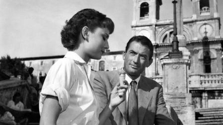 La princesa Ana (Audrey Hepburn) come un helado en las escalinatas de la Plaza de España, en un fotograma de la película 'Vacaciones en Roma'.