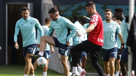 Jesús Areso trata de evitar que Unai Simón le quite el esférico durante le entrenamiento de este viernes en Lezama