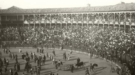 Interior de la plaza hacia 1920