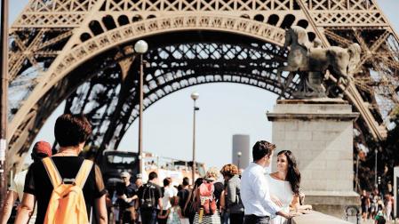 Teresa Simón Yarza y su marido bajo la Torre Eiffel de París