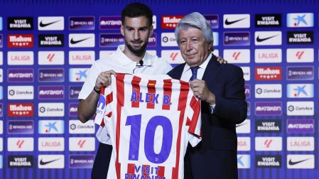 Álex Baena junto a Enrique Cerezo durante su presentación como nuevo jugador del Atlético de Madrid /
