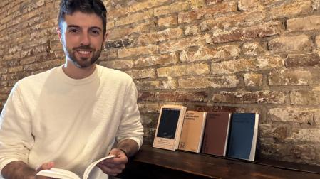 Martín Besné con algunos de los libros publicados por Ardaxka