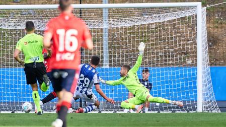 Turrientes bate a Aitor Fernández en el cuarto gol de la Real en el amistoso de Zubieta /