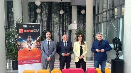 El consejero de Turismo, Comercio y Consumo del Gobierno vasco, Javier Hurtado; el diputado general de Álava, Ramiro González; la alcaldesa de Vitoria-Gasteiz, Maider Etxebarria; y el director del FesTVal, Joseb Fiestras.

REMITIDA / HANDOUT por GOBIERNO VASCO.

Fotografía remitida a medios de comunicación exclusivamente para ilustrar la noticia a la que hace referencia la imagen, y citando la procedencia de la imagen en la firma

31/07/2025