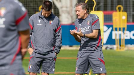 Chema Sanz, segundo entrenador, conversa con Alessio Lisci