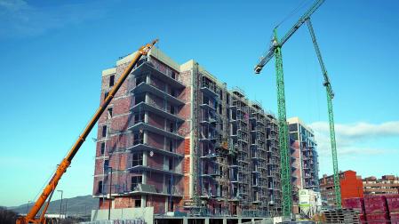 Imagen de archivo de la construcción de varios bloques de viviendas en la zona del lago de Barañáin