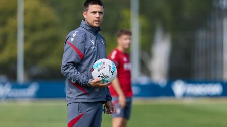 Alessio Lisci, técnico de Osasuna, sigue la sesión del pasado viernes