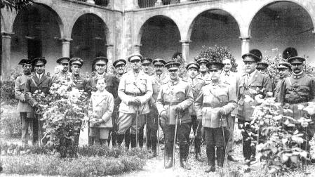 Grupo de militares en el patio del hospital, en 1925