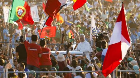 El papa León XIV atraviesa la explanada de Tor Vergata este sábado, 2 de agosto, rodeado de una multitud de jóvenes /