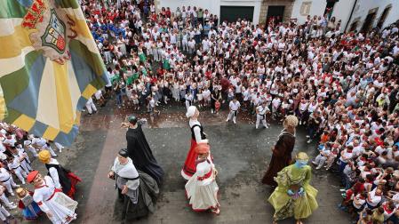 Gigantes bailando entre los vecinos de Bera momentos después del chupinazo que dio comienzo a las fiestas