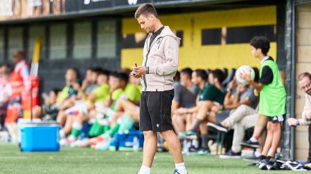 Alessio Lisci, técnico de Osasuna, toma notas en Irún /