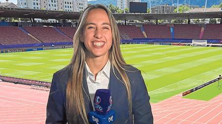 Alicia Arévalo posa antes de narrar un partido