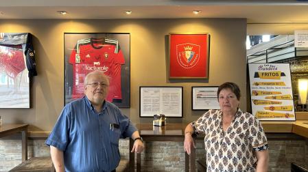 Desde la izquierda: Francisco Javier Hermand Pabolleta e Idoya Eraso Jericó, propietarios del Bar Café Burdeos