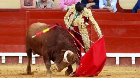 Magnífico natural de Morante en el inicio de faena al primer toro de la tarde /