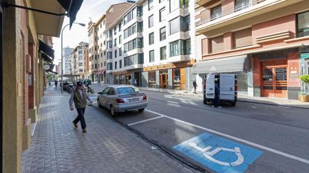 Estacionamiento reservado para personas con discapacidad en la calle García Castañón de Pamplona