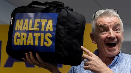 El consejero delegado de Ryanair, Michael O'Leary, promocionando la maleta gratis en los vuelos de su compañía aérea