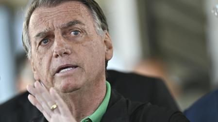 Fotografía de archivo del 17 de julio de 2025 del expresidente de Brasil Jair Bolsonaro hablando durante una rueda de prensa, en Brasilia (Brasil)