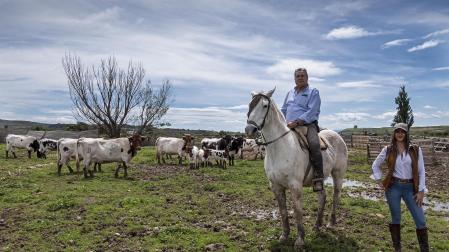José Antonio Baigorri -ganadero de Pincha-, junto a su hija Patricia, en su finca de Lodosa en 2020