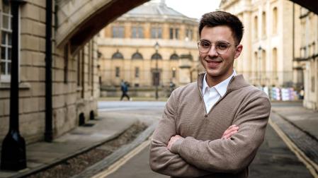 Álex Pascual Cid, egresado de la UPNA, fotografiado en Oxford (Reino Unido)
