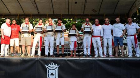 Los ganadores del primero, segundo y tercer puesto del LIII Concurso de Ajoarriero posaron junto al jurado