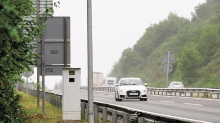 Una imagen reciente del radar instalado en octubre de 2009 en la autovía de Leitzaran (A-15), a la altura de Lekunberri
