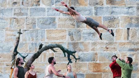 Una de las muchas acrobacias de Circuspunto, durante su espectáculo en la Ciudadela /