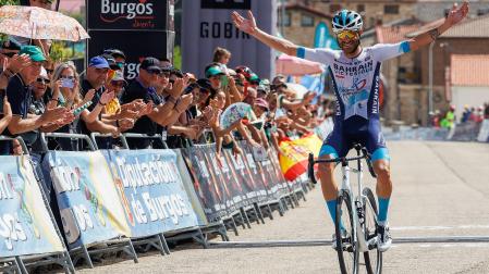 Damian Caruso celebra la victoria tras cruzar en solitario la meta de Regumiel de la Sierra  /