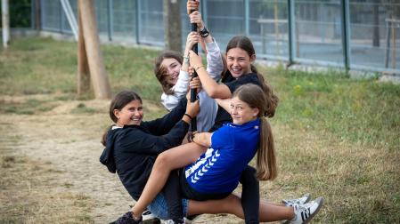 xue, Laia, Zuriñe e Iraia se tiran por la tirolina del parque de Lakuntza