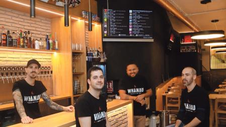 Los cuatro socios en torno a la barra del establecimiento pamplonés