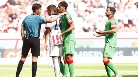Catena y Moncayola dialogan con el árbitro tras el gol anulado a Osasuna