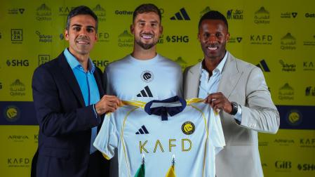 Íñigo Martínez, en su presentación con el Al-Nassr saudí