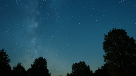 La mayoría de las perseidas se generan cuando entran en la atmósfera fragmentos del tamaño de un grano de arena