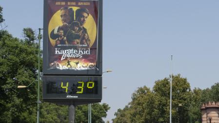 La sensación del octavo día de la ola de calor sigue siendo sofocante, con temperaturas máximas que en algunos puntos sobrepasan los 40 grados. En la imagen, un termómetro en una calle de Sevilla