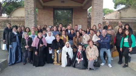 Actrices, turistas y guías, en el cementerio de Corella