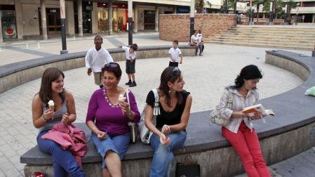 Unas mujeres disfrutan de un descanso en una plaza de Tudela