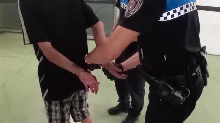 Momento de la detención de uno de los cuatro hombres que robaron en un piso del Casco Antiguo de Pamplona