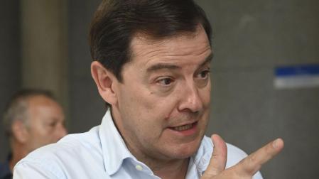 El presidente de la Junta de Castilla y León, Alfonso Fernández Mañueco, durante la reunión para valorar los incendios en la provincia de León