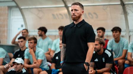 Iker Muniain, en su primer partido como entrenador del CD Derio
