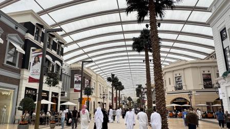 Varias personas pasean por el centro comercial Avenues, en Kuwait