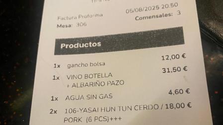 Factura con el cargo de 12 euros por el cuelgabolsos