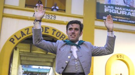 Guillermo Hermoso de Mendoza sale a hombros tras el festejo de rejones de la Feria de San Lorenzo que se celebró este jueves en Huesca