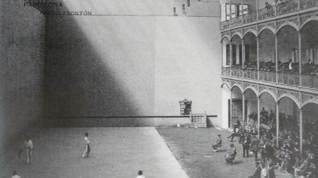 Interior del frontón hacia 1915 (tarjeta postal de la época)