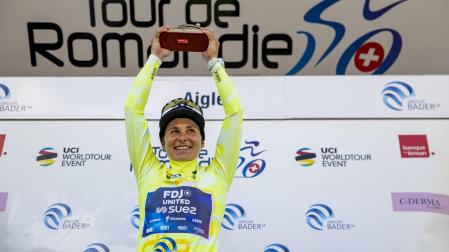 Elise Chabbey (FDJ-Suez), en el podio como ganadora del Tour de Romandía