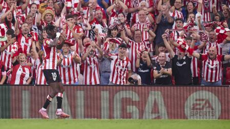 Nico Williams celebra con la afición de San Mamés su gol ante el Sevilla