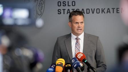 El fiscal general de Noruega, Sturla Henriksbø comunica a los medios la decisión tomada